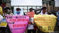 DPR tengah menggelar rapat paripurna dalam rangka mengesahkan revisi Undang-Undang Nomor 30 Tahun 2002 tentang Komisi Pemberantasan Tindak Pidana Korupsi siang ini. Di tengah rapat tersebut, ada massa yang beraksi menuntut pengesahan RUU Penghapusan Kekerasan Seksual.