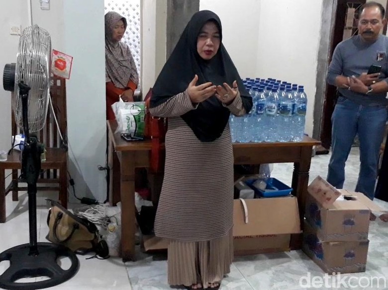 Misi Sosial di Balik Pengobatan Ningsih Tinampi yang Viral Misi Sosial di Balik Pengobatan Ningsih Tinampi yang Viral