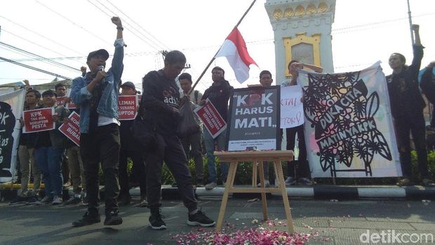 RUU KPK Disahkan, Jokowi Dianggap Boneka Koruptor