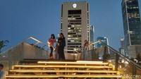 Pada malam hari lampu-lampu tangga dan taman akan menyala. Menambah cantik suasana malam. (Tasya/detikcom)