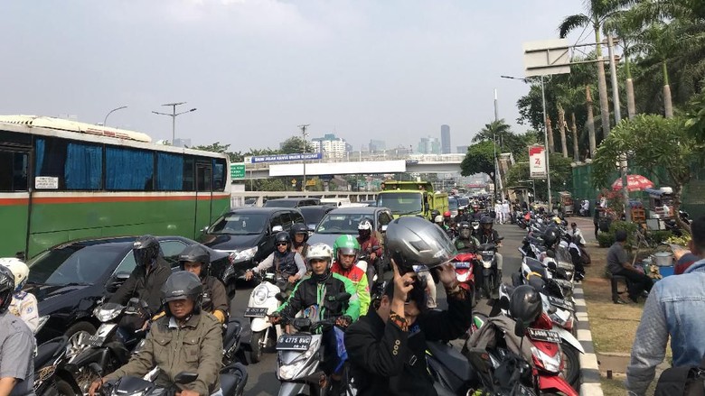 Demo Massa Pro dan Kontra RUU P-KS di Depan Gedung DPR Bikin Macet Demo Massa Pro dan Kontra RUU P-KS di Depan Gedung DPR Bikin Macet