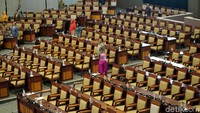 Berdasarkan hitungan manual, rapat paripurna hanya dihadiri 80 anggota DPR saat dibuka. Meski demikian, Fahri menyatakan ada 289 yang tercatat hadir dan izin dari 560 anggota Dewan.