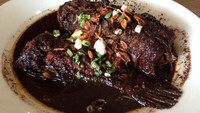 Sajian unik khas Betawi, gabus pucung ini dibuat dari ikan gabus yang diberi bumbu kluwek hingga hitam pekat. Rasanya gurih sedikit asam dan pekat bumbunya. Rasanya lezat. Kalau mau bikin kamuu bisa lihat resep ini. Foto: Istimewa