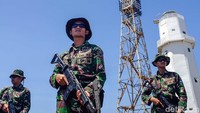 Anggota Marinir TNI AL dengan menenteng senjata laras panjang berjaga di depan menara pantau di Pulau Ndana.