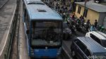 Jangan Ditiru! Pemotor Ini Terobos Busway Demi Hindari Macet