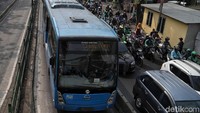 Tilang elektronik di busway ini ditargetkan akan mulai diterapkan pada 1 Oktober 2019 mendatang. Hati-hati yaaa para pengendara nakal yang suka serobot Busway. Tilang Elektronik sudah menanti dirumah loh.
