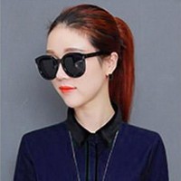 Blus bersiluet kemeja cocok dipakai bekerja karena terlihat rapi tapi bahannya lebih ringan. Online shop risrusfashion menawarkan opsinya dengan varian warna putih, marun, biru tua, dan hitam. GOMY TOP MIX BLOUSE BAJU FAHION ATASAN WANITA blus HITAM PUTIH NAVY BIRU PINK TWISCONE itu dijual Rp 37 ribuan. Foto: Dok. Shopee