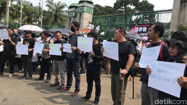 RUU KPK Disahkan, Koalisi Masyarakat Berbaju Hitam Demo di DPR RUU KPK Disahkan, Koalisi Masyarakat Berbaju Hitam Demo di DPR