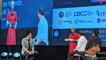 Dalam beberapa pertanyaan berikutnya, Menkominfo tertarik untuk mengetahui pandangan Sophia terkait hubungan asmara antara manusia dan robot. Beberapa orang bahkan menikah dengan smartphone mereka atau hologram. Secara pribadi, saya belum untuk sesuatu yang romantis. Saya baru berusia tiga tahun lebih, ungkapnya. Foto: (Agus Tri Haryanto/detikInet)