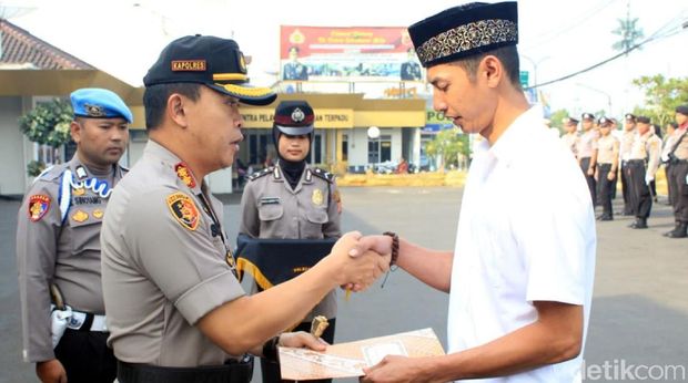 Janjian untuk Berantem, Anggota Geng Motor Ini Malah Jadi Petugas Upacara
