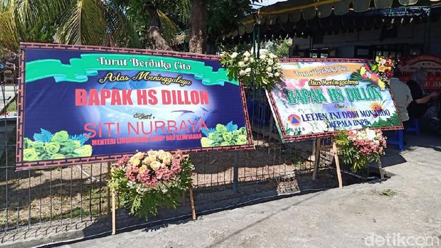 Para Pelayat Berdatangan ke Rumah Duka HS Dillon