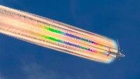 Momen Boeing 777 Qatar Airways melintasi awan dan jejaknya seperti asap berwarna-warni bak pelangi. Inilah karya fotografer Australia, Michael Marston. (Foto: Michael Marston ePixel Images/CNN)