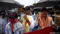 Pantauan detikcom di lokasi, tepatnya di depan gerbang gedung MPR/DPR, Jalan Gatot Soebroto, Jakarta, Selasa (17/9/2019), massa mulai berkumpul sekitar pukul 11.30 WIB. Sekira pukul 12.00 WIB, massa yang mayoritas memakai kaus putih dan topi ini secara bergelombang meramaikan depan gedung DPR.