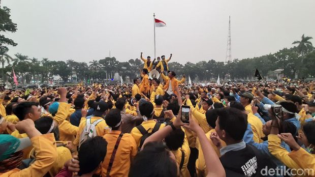 Mahasiswa menuntut Herman Deru berani meneken surat mundur jika tak bisa atasi kabut asap karhutla