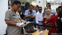 Sabu dikemas dalam plastik bening dan dimasukkan ke dalam sepatu oleh para pelaku.