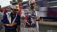 Sosialisasi keselamatan berlalu lintas digelar di perlintasan sebidang Bukit Duri Manggarai, Jakarta, Selasa (17/9/2019).