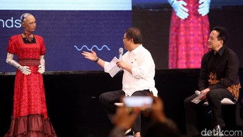 Wajah Sophia dibuat berdasarkan muka aktris tenar di masa silam, Audrey Hepburn. Ia dikenal luas karena penampilan, ekspresi mirip dengan manusia serta mampu berkomunikasi.