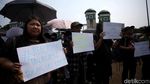 Massa Tolak Revisi UU KPK Gelar Aksi di Depan Gedung DPR