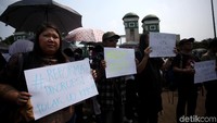 Revisi UU 30/2002 tentang KPK ditolak oleh guru besar, akademisi, koalisi masyarakat, hingga oleh KPK sendiri karena dianggap bisa membunuh lembaga antikorupsi itu. Meski demikian, revisi UU KPK baru saja disahkan dalam rapat paripurna DPR pada Selasa (17/9).