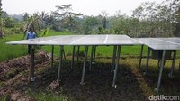 Tenaga surya ini berada di persawahan yang jaraknya dengan mesin pompa sekitar 200 meter. Kemudian, dari tenaga surya tersebut dipasang kabel dialirkan menuju mesin pompa.