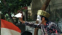 Gerakan tari dalam tempo lambat dari Gatot Gunawan menyihir warga yang melintas. Gerakan penuh makna yang ditampilkannya itu menggambarkan masa senja BJ Habibie. 