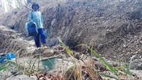 Warga rela bolak balik dan menghabiskan waktu berjam-jam untuk bisa mengambil air dari rembesan tersebut.
