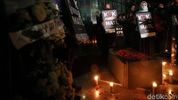 Aksi tersebut dilakukan di depan lobi gedung KPK, Jl Kuningan Persada, Jakarta Selatan, Selasa (17/9/2019).