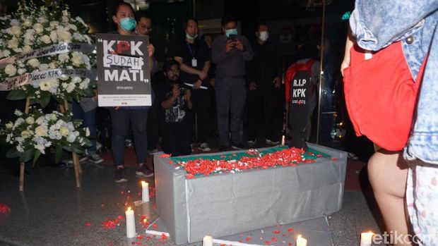 Koalisi Masyarakat Gelar Aksi Tabur Bunga Sebagai Simbol Matinya KPK