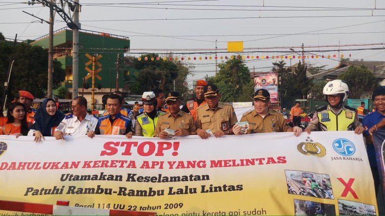 Pritt!! Penerobos di Perlintasan Sebidang Rel KA Bakal Ditilang Pritt!! Penerobos di Perlintasan Sebidang Rel KA Bakal Ditilang