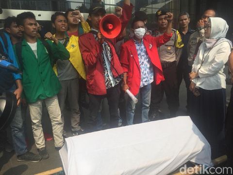 Tolak Revisi UU KPK, Massa Mahasiswa Demo Bawa Keranda dan Tikus ke KPK