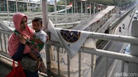 Padahal jika pengendara motor maupun mobil tertangkap tangan menerobos jalur khusus Bus TransJakarta dapat dikenai sanksi ancaman pidana kurungan dua bulan atau denda Rp 500.000.