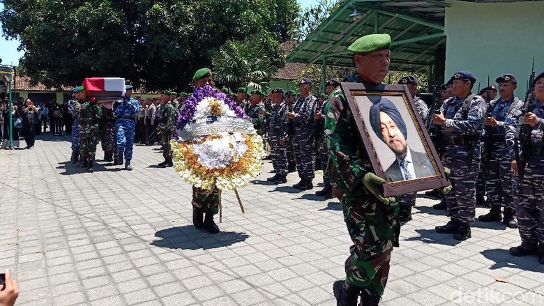 Suasana Haru Iringi Pelepasan Jenazah HS Dillon ke Krematorium di Bali Suasana Haru Iringi Pelepasan Jenazah HS Dillon ke Krematorium di Bali