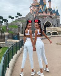 Kembar kaya ini dihujat karena berbagi video pamer beri makan tunawisma