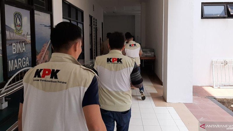 Geledah Kantor Dinas PU-Disdik Kepri, KPK Sita Dokumen Laporan Bulanan Geledah Kantor Dinas PU-Disdik Kepri, KPK Sita Dokumen Laporan Bulanan