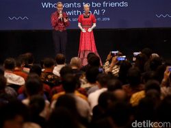 Canggih! Ini Robot Sophia yang Ngobrol Seru Bareng Menkominfo