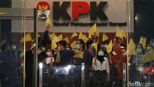 Koalisi Masyarakat Sipil bersama pegawai KPK mengelar aksi teatrikal sebagai simbol matinya KPK akibat disahkannya revisi UU KPK