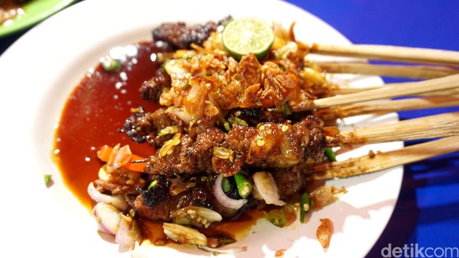 Dekat Halte Kampung Melayu, Ada Sate Kambing hingga Bakso Rawon Setan Enak