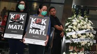 Sebelumnya diberitakan, DPR mengesahkan RUU KPK dalam rapat paripurna pada Selasa (17/9). RUU tentang KPK disahkan ditengah gelombang penolakan yang begitu kuat dari sejumlah elemen masyarakat. Revisi UU 30/2002 tentang KPK ditolak oleh guru besar, akademisi, koalisi masyarakat, hingga oleh KPK sendiri karena dianggap bisa membunuh lembaga antikorupsi itu. Kini KPK Telah Mati.