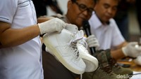 Polisi menunjukkan sepatu yang digunakan untuk menyembunyikan sabu oleh pelaku.