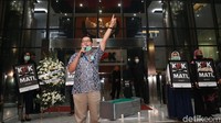 Peserta aksi juga membawa poster bertulisan KPK sudah Mati.