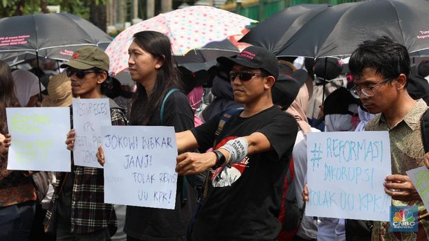 Massa Koalisi Masyarakat Menyelamatkan KPK menggelar aksi di depan gedung DPR RI. Mereka menolak Revisi UU KPK yang telah disahkan DPR menolak Revisi UU KPK, Selasa (17/9.) (CNBC Indonesia/Muhammad Sabki) Massa Koalisi Masyarakat Menyelamatkan KPK menggelar aksi di depan gedung DPR RI. Mereka menolak Revisi UU KPK yang telah disahkan DPR menolak Revisi UU KPK, Selasa (17/9.) (CNBC Indonesia/Muhammad Sabki)