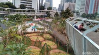 Traveler bisa lihat keindahan Kota Jakarta dari atas. Hanya naik beberapa anak tangga, kamu bisa lihat aktifitas ibu kota dari ketinggian. (Tasya/detikcom)
