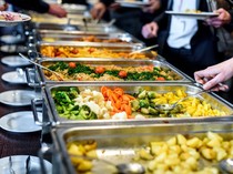 Buat yang Sering Kondangan, Ini 5 Etiket Makan Prasmanan