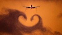Awan dan matahari terbenam menciptakan komposisi yang ciamik dalam foto Virgin Australia dengan Boeing 737 ini. Semua foto Marston diambil di Brisbane. (Foto: Michael Marston ePixel Images/CNN)