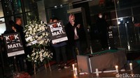 Lantunan lagu Ibu Pertiwi mengiringi prosesi tabur bunga. Sebuah karangan bunga juga disematkan di sisi kuburan tersebut.