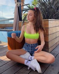 Tren VSCO Girl di Instagram, Gaya Remaja Pakai Kaus Kegedean dan Ikat Rambut