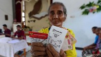 Warga Rote menunjukan bantuan Program Keluarga Harapan (PKH) yang baru diterimanya. Pencairan dana PKH itu dilakukannya di Bank BRI terdekat.