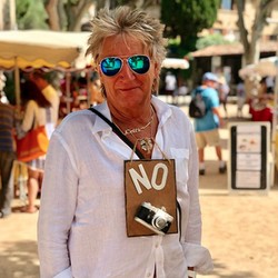 Rod Stewart Terpaksa Batalin Tur Perpisahan Usai Pasang Ring Jantung