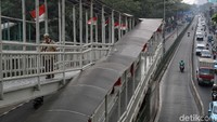 Hanya demi memangkas waktu dan terhindar dari kemacetan para pengendara motor dijalur ini nekat menerobos busway.