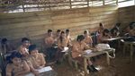Potret Miris SMA N 3 Huruna yang Rusak dan Becek Mirip Kandang